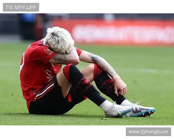 曼联战术体系缺乏稳定性，赛季表现波动加剧竞争格局变化