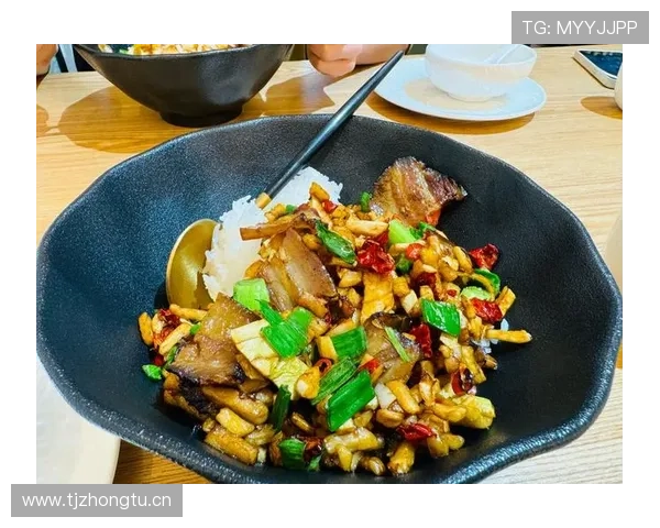 张志磊下楼买菜那张照片我盯了三遍——看着像邻居，手上那块表像能买邻居三年的饭